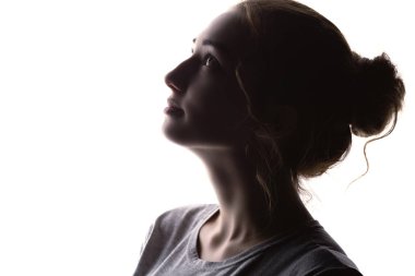 güzel kız portresi, beyaz izole arka plan üzerinde kadın yüz, güzellik ve moda kavramı