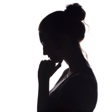 çenebir el ile bir pensive kız profil silueti, genç bir kadın beyaz izole arka plan üzerinde başını aşağı indirdi