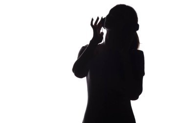 beyaz izole arka plan üzerinde kulaklık müzik dinleyen bir kız silueti