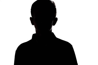 tanınmayan bir genç adam silueti, beyaz izole arka plan üzerinde genç