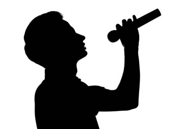 Mikrofona şarkı söyleyen genç ve yetenekli bir adamın silueti