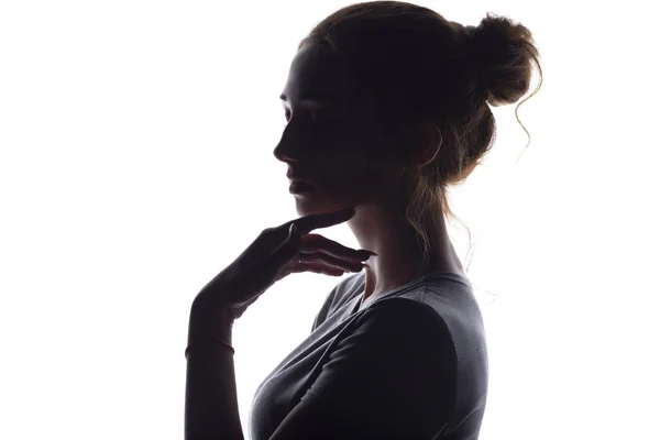 Perfil de menina bonita com cabelo escolhido a dedo, silhueta de uma mulher em um fundo isolado branco — Fotografia de Stock