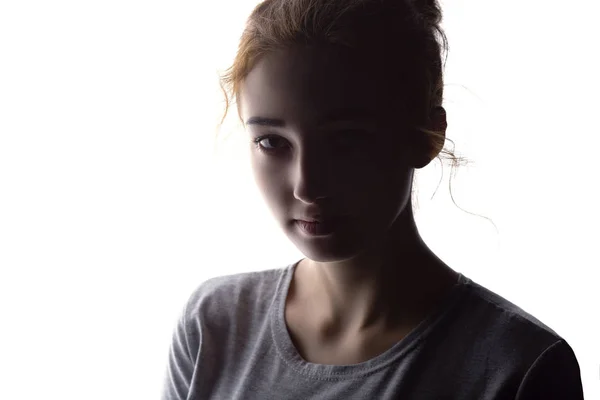 Porträtt av vacker flicka, kvinna ansikte på vit isolerad bakgrund, begreppet skönhet och mode — Stockfoto