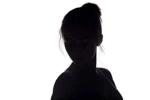 Silhouette di giovane donna testa con acconciatura su sfondo bianco isolato — Foto Stock
