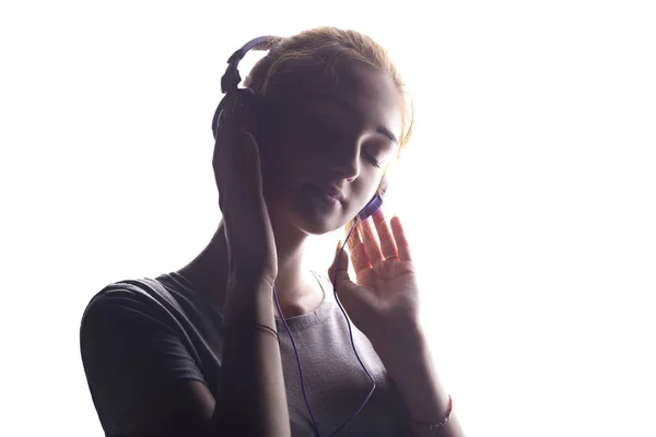 Menina romântica ouvir música em fones de ouvido, jovem relaxante em um fundo isolado branco — Fotografia de Stock