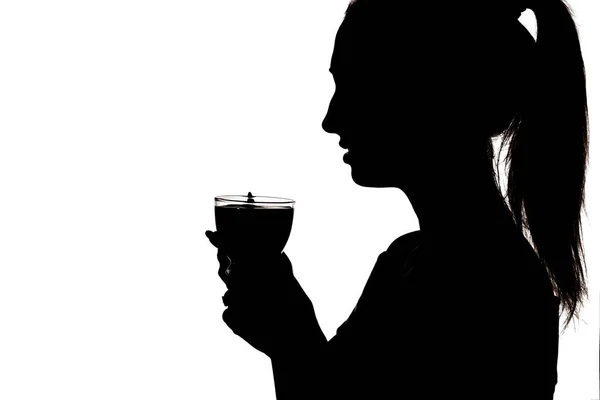 Silhouette di ragazza bere il tè, femali in possesso di ih mani tazza con bevanda calda, profilo viso donna su uno sfondo bianco — Foto Stock