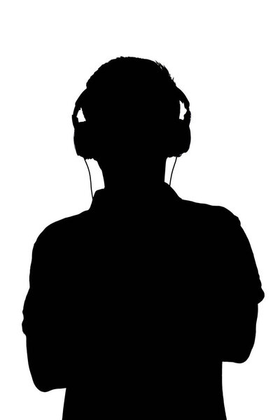 силуэт подростка, слушающего музыку в наушниках, мужчина сложил руки на груди на белом изолированном фоне
