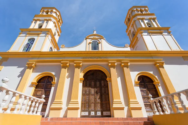 Kule çanları ve sömürge dönemi kapıları ile Kilise