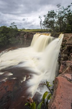 Ormanda gizli şelale