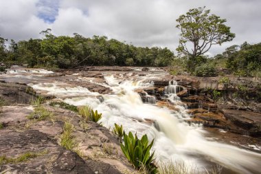 Kayaların arasından akan nehir.