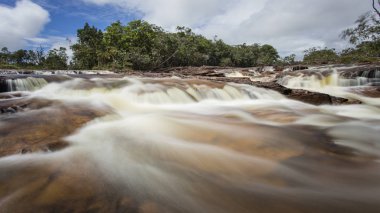 Kayaların arasından akan nehir.