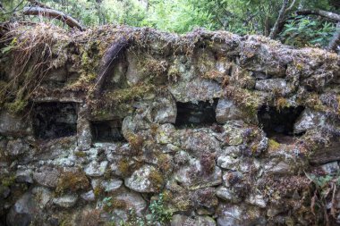 kare delikleri ile taş duvar