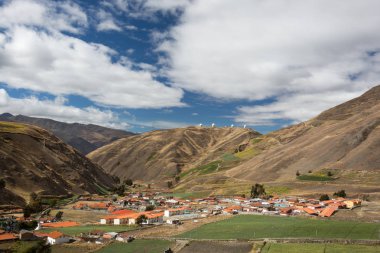 dağlar ve dağın tepesinde bir gözlemevi arasındaki vadide şehir
