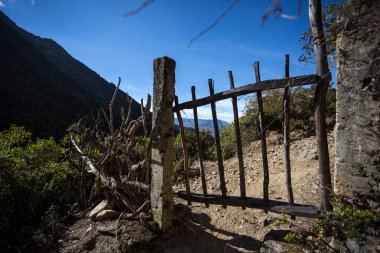 Tahta kapı ızgarası, böylece hayvanlar ayrılmaz.