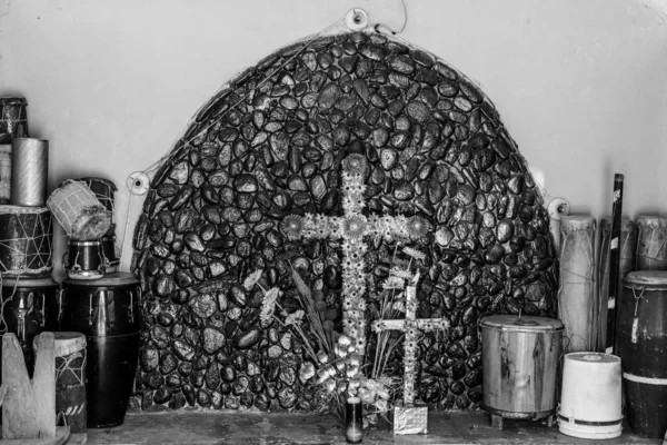 Tipical Drums ve küçük bir kasaba üzerinde çapraz