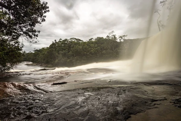şelalenin dibinden görülen nehir ile orman