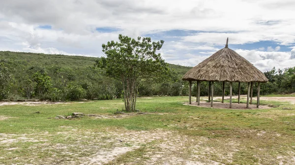 savana ortasında kulübe