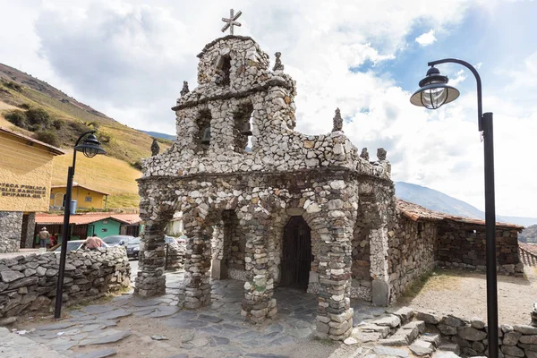 Capilla de Piedra'nın diyagonal görünümü