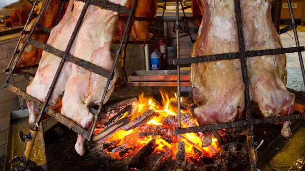 sokakta yakacak odun ile pişirme