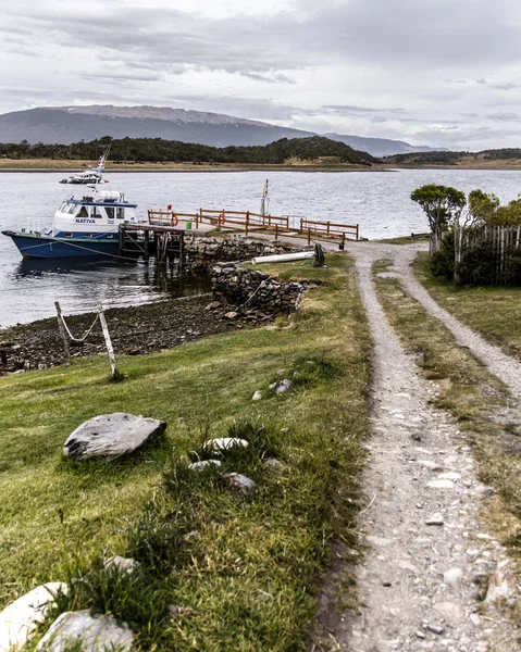 küçük bir kasabaüzerinde nehir üzerinde tekne