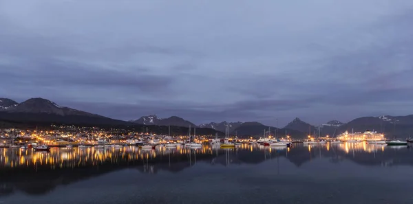 gece Ushuaia şehir görünümü