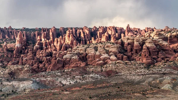 kırmızı dağ, nadir oluşumlar, kemerler milli park