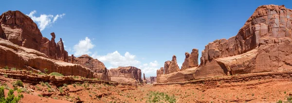 Canyonlands milli parkta Park Aveneu bakış açısı, nadir oluşumlar dağlar