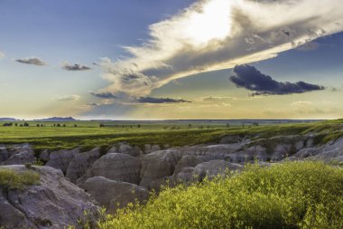 dramatik gökyüzü ve bulutlar ile manzara
