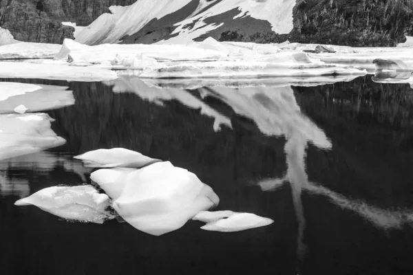 湖の氷の形成 — ストック写真