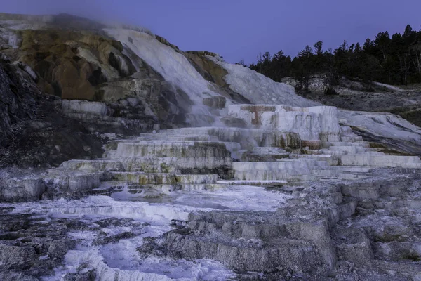 yellowstone de Mammoth Kaplıcaları gece görünümü