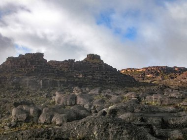 Roraima Dağı 'nın tepesindeki kaya oluşumları La Gran Sabana, Venezuela