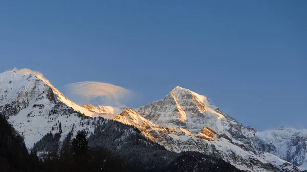 Alplerde gün batımı, kışın dağ, Interlaken City, İsviçre