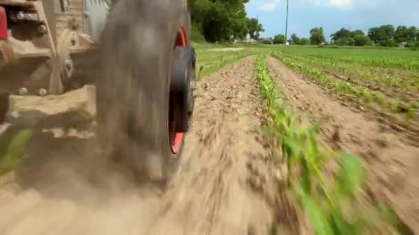 小さいトラクター トラクターホイール トラクターの回転車輪クローズアップ — ストック動画