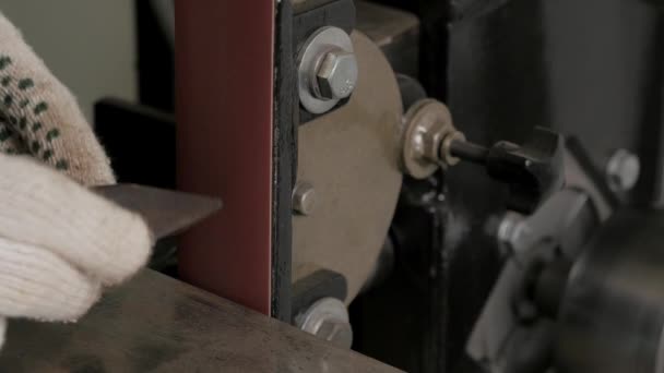 金属を粉砕する ベルト研削機 金属加工 研削機 粉砕機に金属を粉砕する グラインダー研削機クローズアップ ベルト研削機 金属加工機 グラインダー 男は細部を研ぎ澄ます — ストック動画