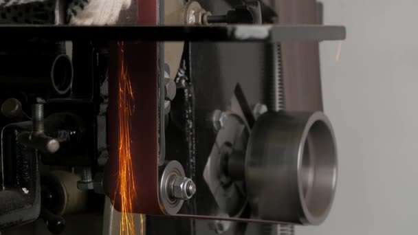 Moagem Metal Máquina Moagem Cinto Processamento Metais Faíscas Máquina Rectificação — Vídeo de Stock