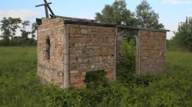 Tarlanın ortasındaki harabe ev. Terk edilmiş ev, ağaçlarla büyümüş. Kıyamet sonrası. Tuğla dansı kalıntıları. Tarlanın ortasında terk edilmiş harabe ev. Binanın kalıntıları. Çernobil. Dışlama Bölgesi. Çernobil bölgesi.