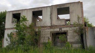 Tarlanın ortasındaki harabe ev. Terk edilmiş ev, ağaçlarla büyümüş. Kıyamet sonrası. Tuğla dansı kalıntıları. Tarlanın ortasında terk edilmiş harabe ev. Binanın kalıntıları. Çernobil. Dışlama Bölgesi. Çernobil bölgesi.