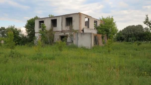 Casa Arruinada Medio Del Campo Casa Abandonada Cubierta Árboles Post — Vídeo de stock