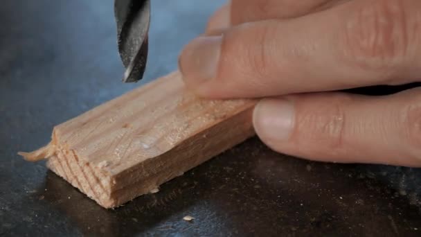 Perfurar Máquina Perfurar Madeira Carpintaria Carpinteiro Homem Trabalha Atrás Uma — Vídeo de Stock