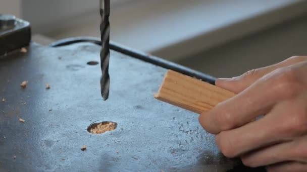 Bohren Der Maschine Holz Bohren Holzbearbeitung Tischler Ein Mann Arbeitet — Stockvideo