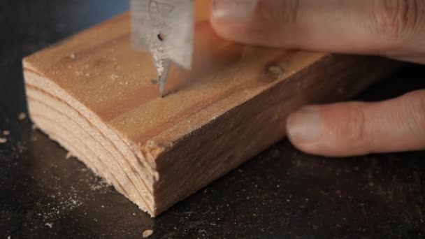 Perforación Máquina Perforación Madera Carpintería Carpintero Hombre Trabaja Detrás Una — Vídeos de Stock