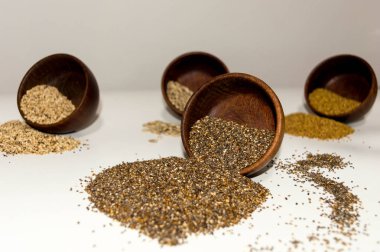 Semillas de chia cayendo de un alıcı de madera.