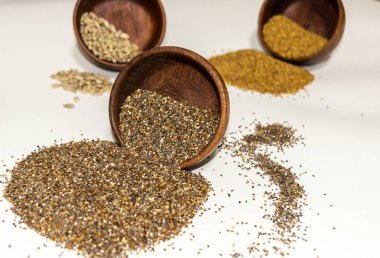 Semillas de chia esparcidas en la mesa junto a semillas de girasol y yyon.
