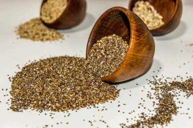 Semillas esparcidas en la mesa. Chia, girasol y yonca.