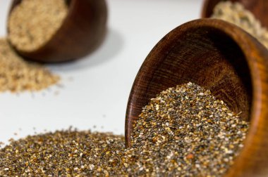 Semilla de chia esparcida en la mesa.