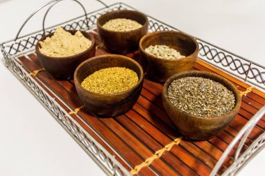 Conjunto de semillas nutritivas y polvo de maca peruana. Chia, sesamo, girasol, yonca.