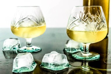 Copas de konyak con hielo derramado.