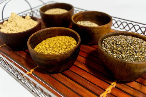 Conjunto de semillas nutritivas y polvo de maca peruana. Chia, sesamo, girasol, yonca.