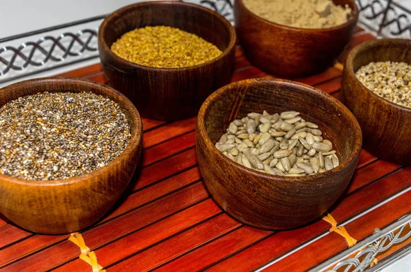 Conjunto de semillas nutritivas y polvo de maca peruana. Chia, sesamo, girasol, yonca.