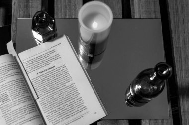 Libro interesante sobre un espejo y una mesa de palet.